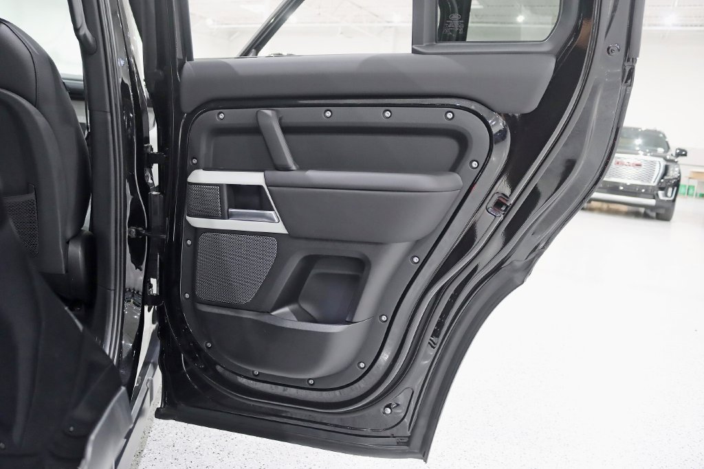 Used 2024 Land Rover Defender 110 SE AWD/4WD image 37