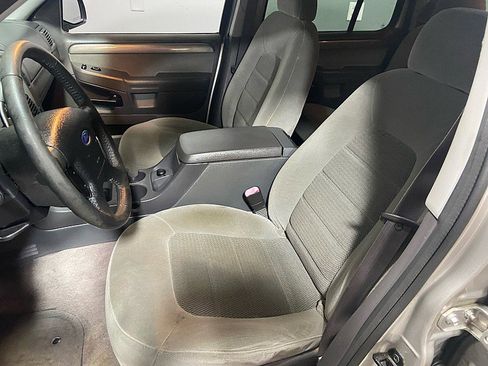 Used 2004 Ford Explorer XLT image 11