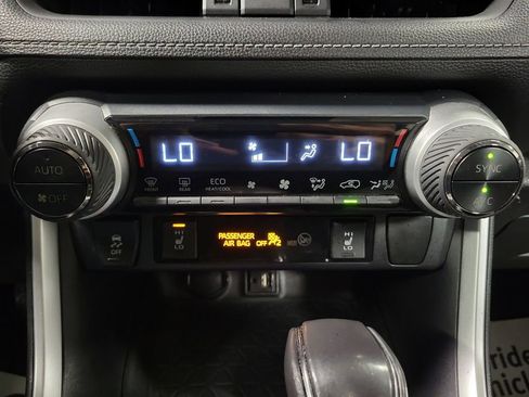 Used 2019 Toyota RAV4 XLE Premium image 18