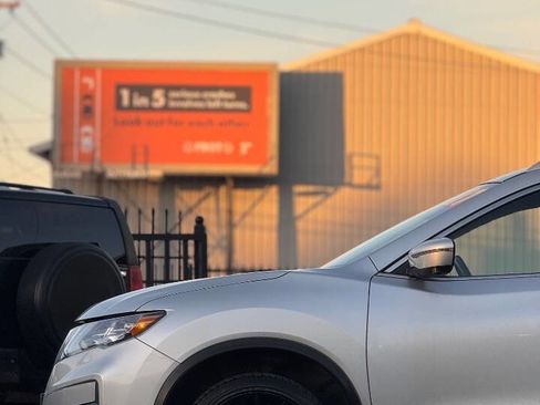 Used 2017 Nissan Rogue SL w/ SL Premium Package image 17