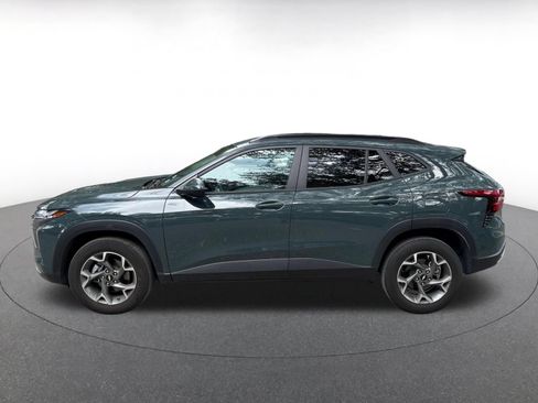 Used 2025 Chevrolet Trax LT FWD image 4