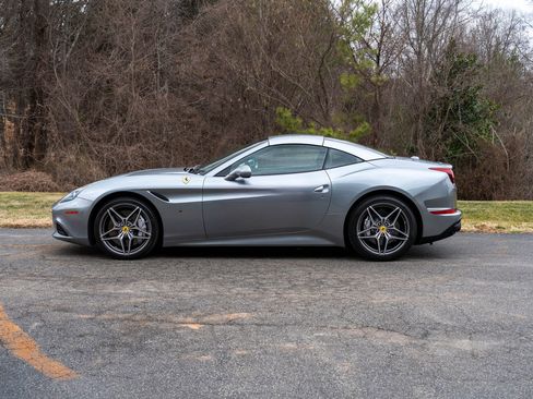 Used 2017 Ferrari California T image 3