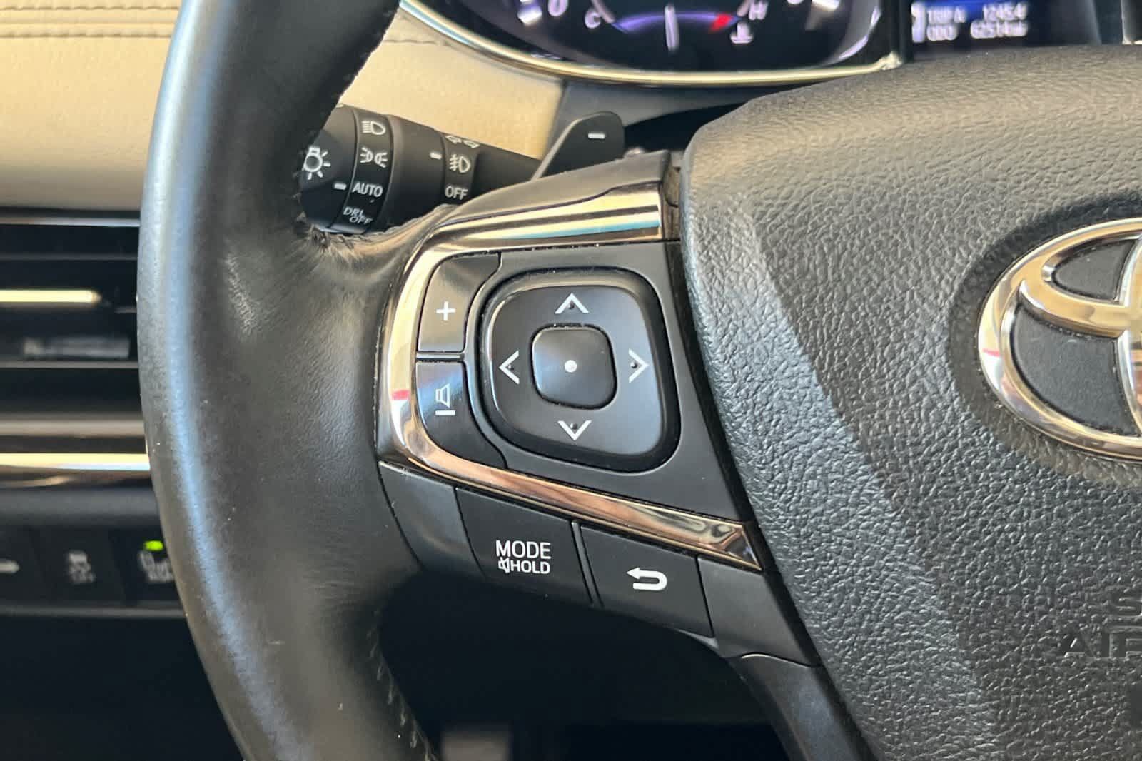 Used 2013 Toyota Avalon Limited w/ Technology Pkg FWD image 26