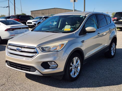 Used 2017 Ford Escape SE FWD image 2