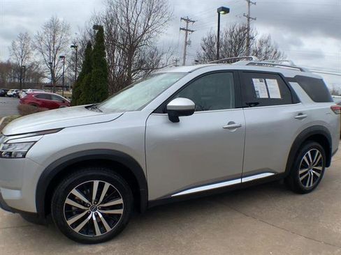 Used 2024 Nissan Pathfinder Platinum image 4