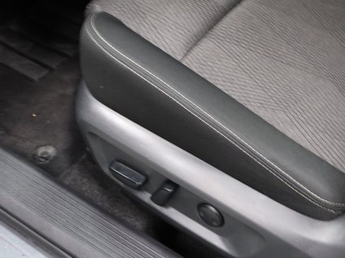 Certified 2025 Nissan Rogue SV image 23