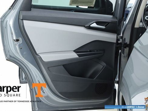 Used 2023 Volkswagen Taos SE w/ Panoramic Sunroof Package FWD image 17