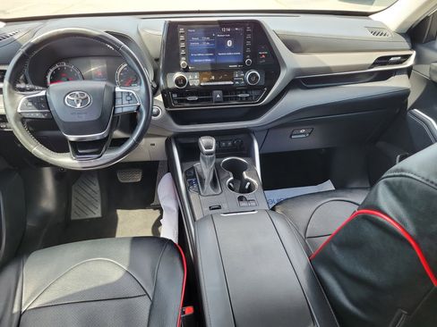 Used 2021 Toyota Highlander LE FWD image 16