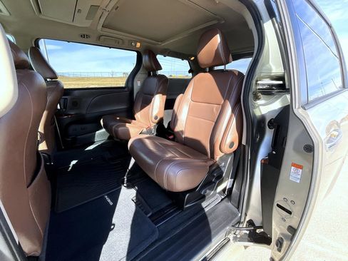 Used 2017 Toyota Sienna Limited image 21