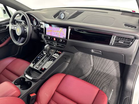Certified 2025 Porsche Macan image 31