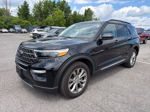 Used 2023 Ford Explorer XLT w/ Equipment Group 202A AWD/4WD image 4