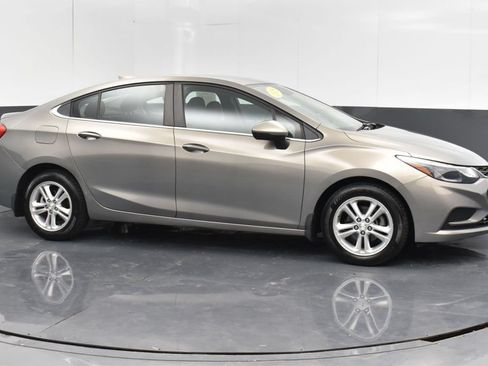 Used 2018 Chevrolet Cruze LT w/ Convenience Package FWD image 9