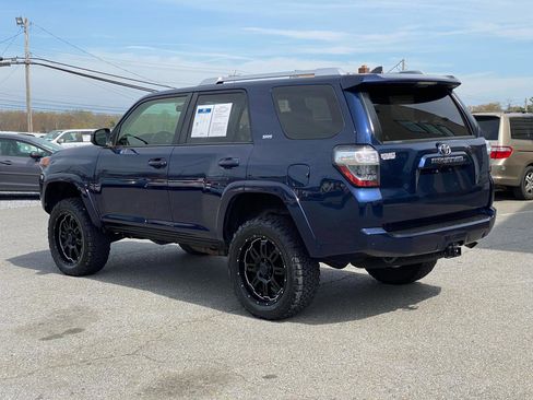 Used 2018 Toyota 4Runner SR5 AWD/4WD image 2