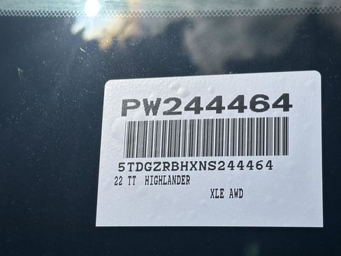 Used 2022 Toyota Highlander XLE AWD/4WD image 14