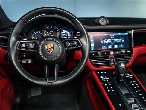 Certified 2024 Porsche Macan AWD/4WD image 19