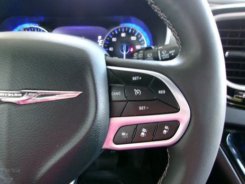 Used 2025 Chrysler Pacifica Select FWD image 11