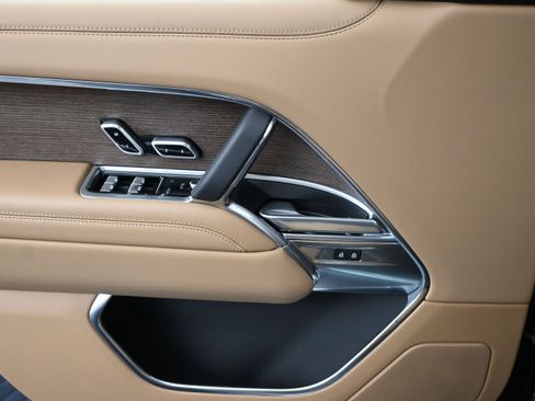 Used 2025 Land Rover Range Rover SE image 11