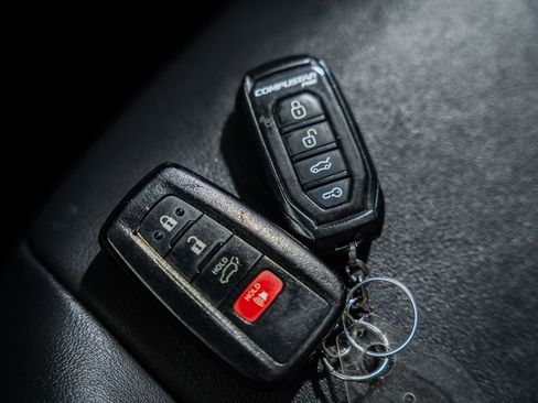 Used 2021 Toyota RAV4 XLE Premium image 42