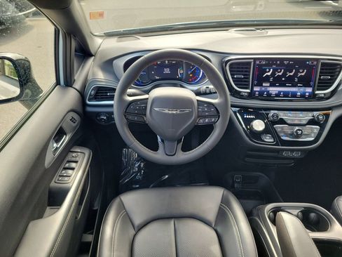 Used 2024 Chrysler Pacifica Limited FWD image 13