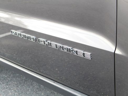 Used 2018 Jeep Grand Cherokee Limited image 37