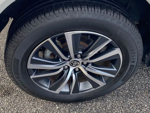 Used 2021 Toyota Venza LE image 13