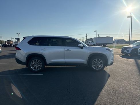 Used 2024 Toyota Grand Highlander AWD image 4