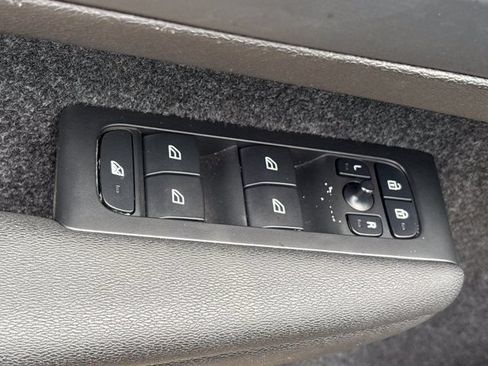 Used 2025 Volvo XC40 B5 Core AWD/4WD image 22