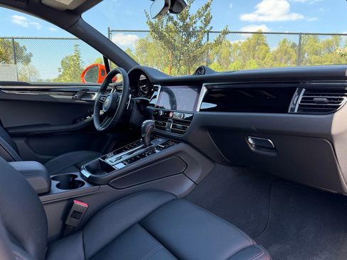 Used 2025 Porsche Macan AWD/4WD image 25