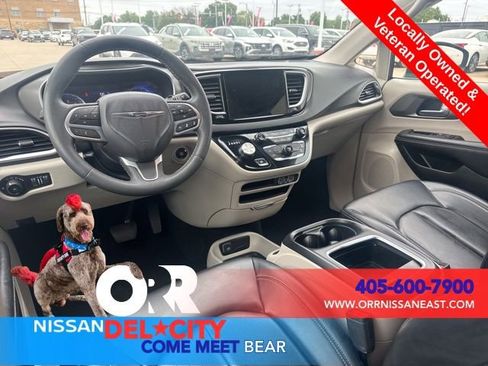 Used 2023 Chrysler Pacifica Touring-L FWD image 12