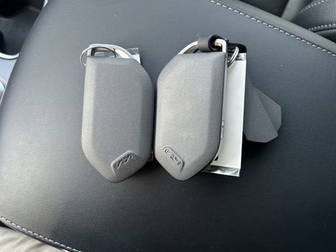 Used 2025 Kia Telluride EX w/ EX Captain's Chair Package image 33