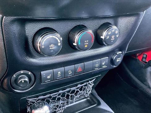 Used 2015 Jeep Wrangler Unlimited Sahara AWD/4WD image 29