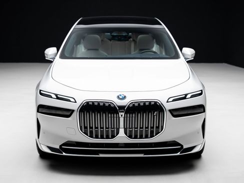 Used 2024 BMW i7 xDrive60 image 6