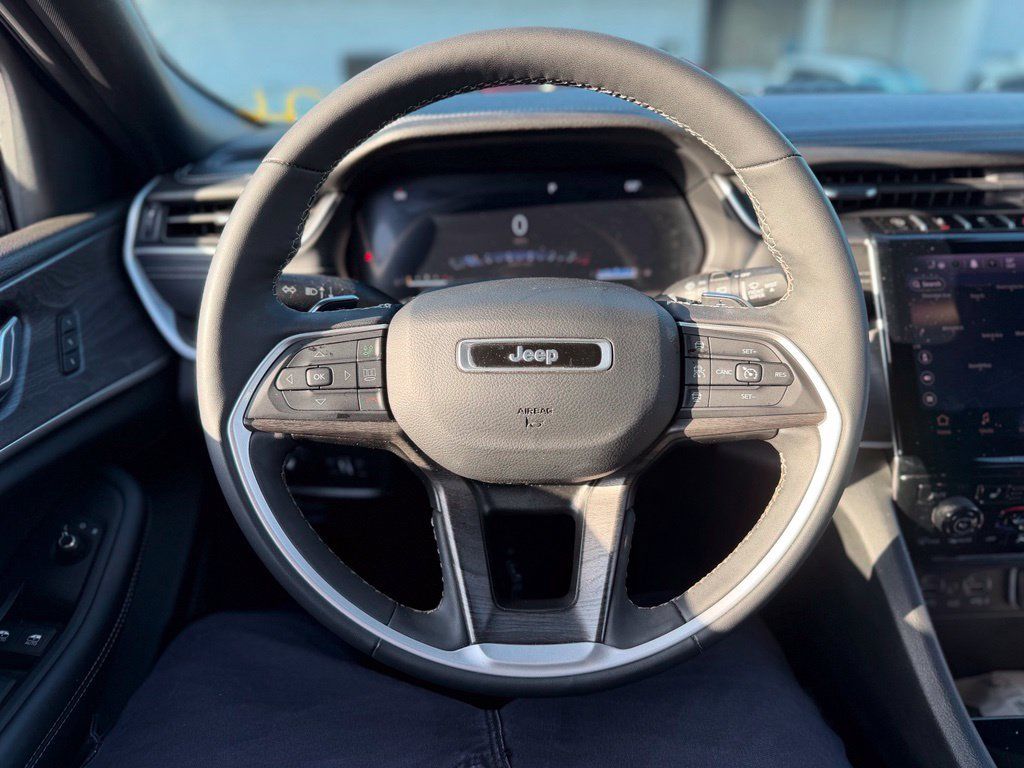 Used 2024 Jeep Grand Cherokee Limited RWD image 6