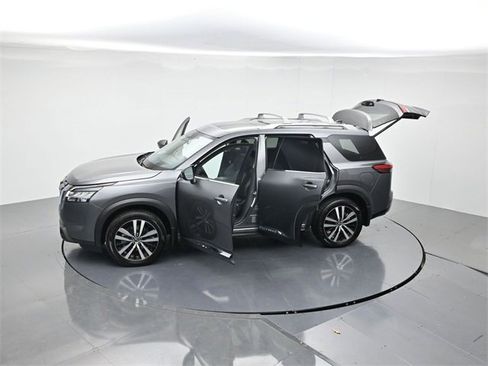 Used 2024 Nissan Pathfinder Platinum image 41