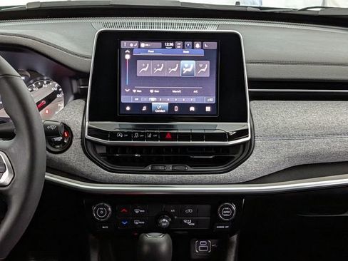 Used 2025 Jeep Compass Latitude image 25