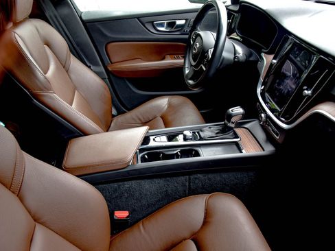 Used 2022 Volvo V60 T5 Cross Country w/ Advanced Package AWD/4WD image 18