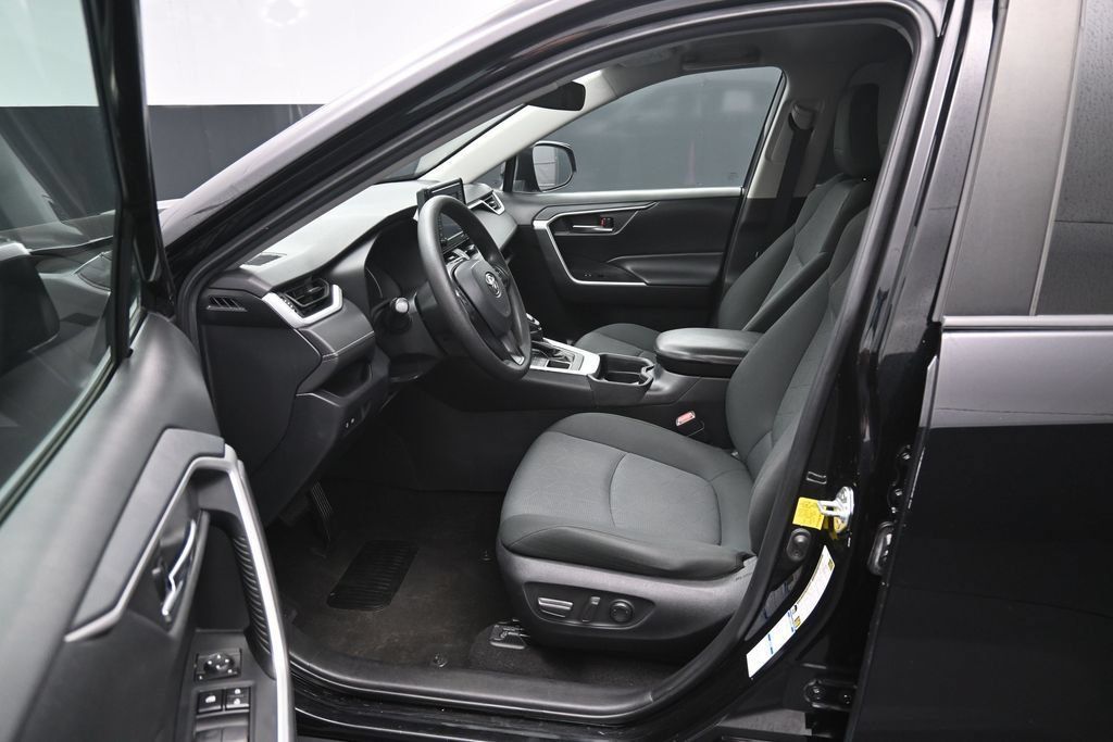 Used 2021 Toyota RAV4 XLE AWD/4WD image 9