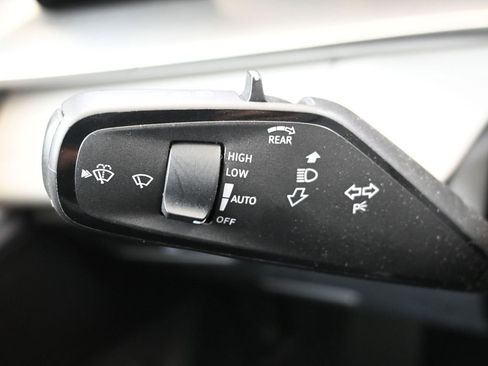 Used 2025 Volkswagen Tiguan SE w/ Panoramic Sunroof Package image 28