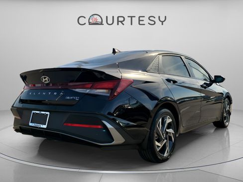 Used 2025 Hyundai Elantra Sport image 3