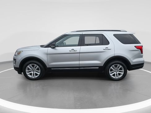 Used 2018 Ford Explorer XLT w/ Equipment Group 202A image 8