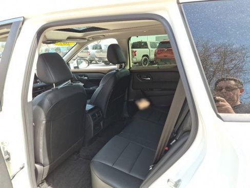 Used 2023 Nissan Rogue SV w/ SV Premium B Package image 17