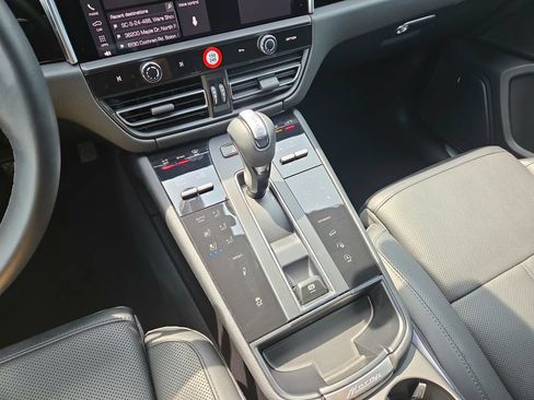 Certified 2024 Porsche Macan S AWD/4WD image 14