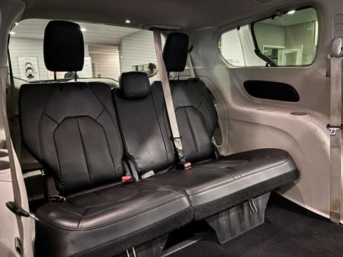 Used 2020 Chrysler Pacifica Touring-L Plus FWD image 17