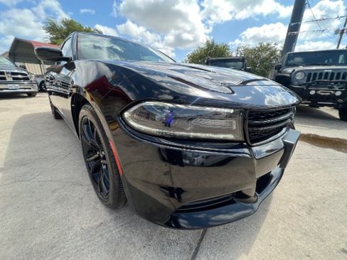 Used 2017 Dodge Charger SE w/ Blacktop Package RWD image 3