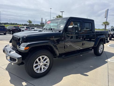 Used 2023 Jeep Gladiator Sport AWD/4WD image 3