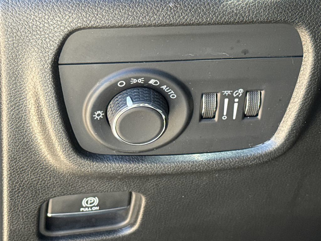 Used 2023 Jeep Grand Cherokee Altitude RWD image 22