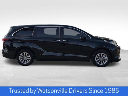 Used 2022 Toyota Sienna XLE image 2