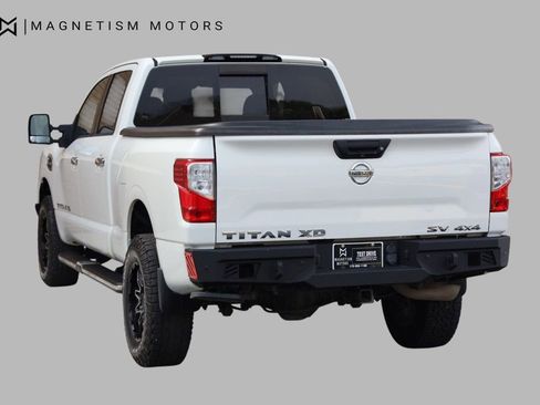 Used 2018 Nissan Titan SV image 9