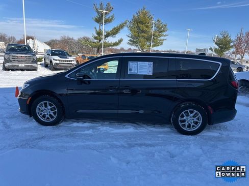 Used 2025 Chrysler Pacifica Select image 19