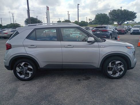 Used 2025 Hyundai Venue SEL FWD image 5